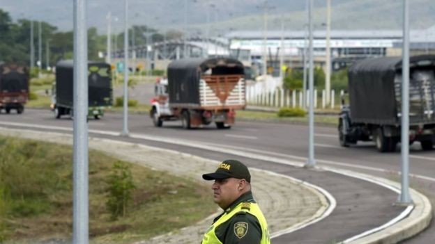 Com ponte bloqueada, vários caminhões com alimentos e medicamentos foram enviados para um centro de coleta em Cúcuta, Colômbia (Foto: AFP/GETTY IMAGES via BBC)