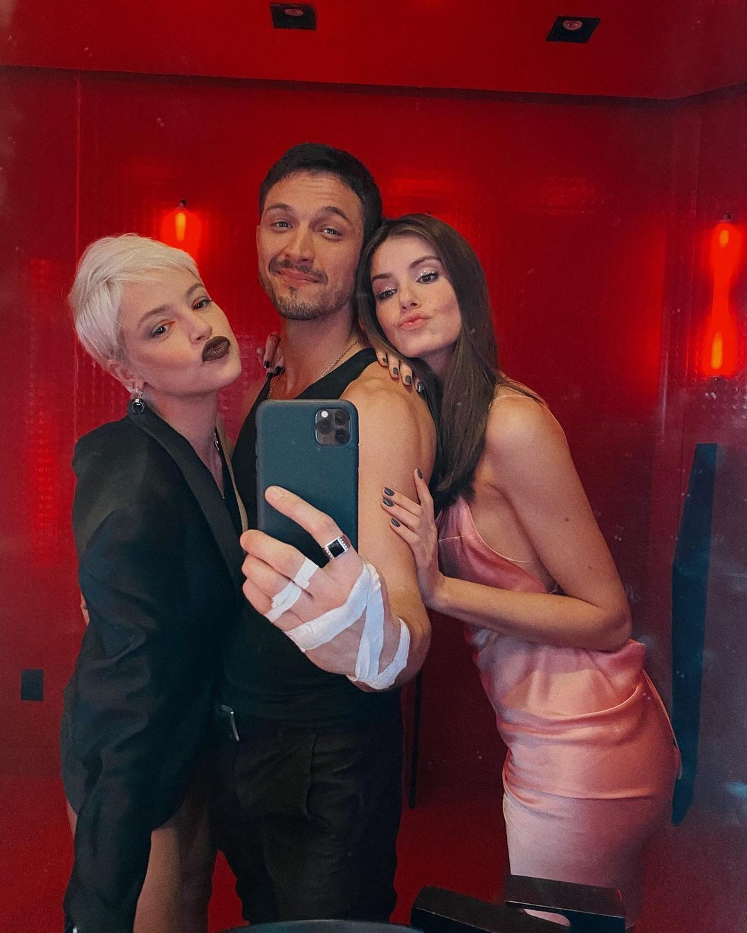 Agatha Moreira, Romulo Estrela e Camila Queiroz nos bastidores de Verdades Secretas II (Foto: Reprodução/ Instagram)