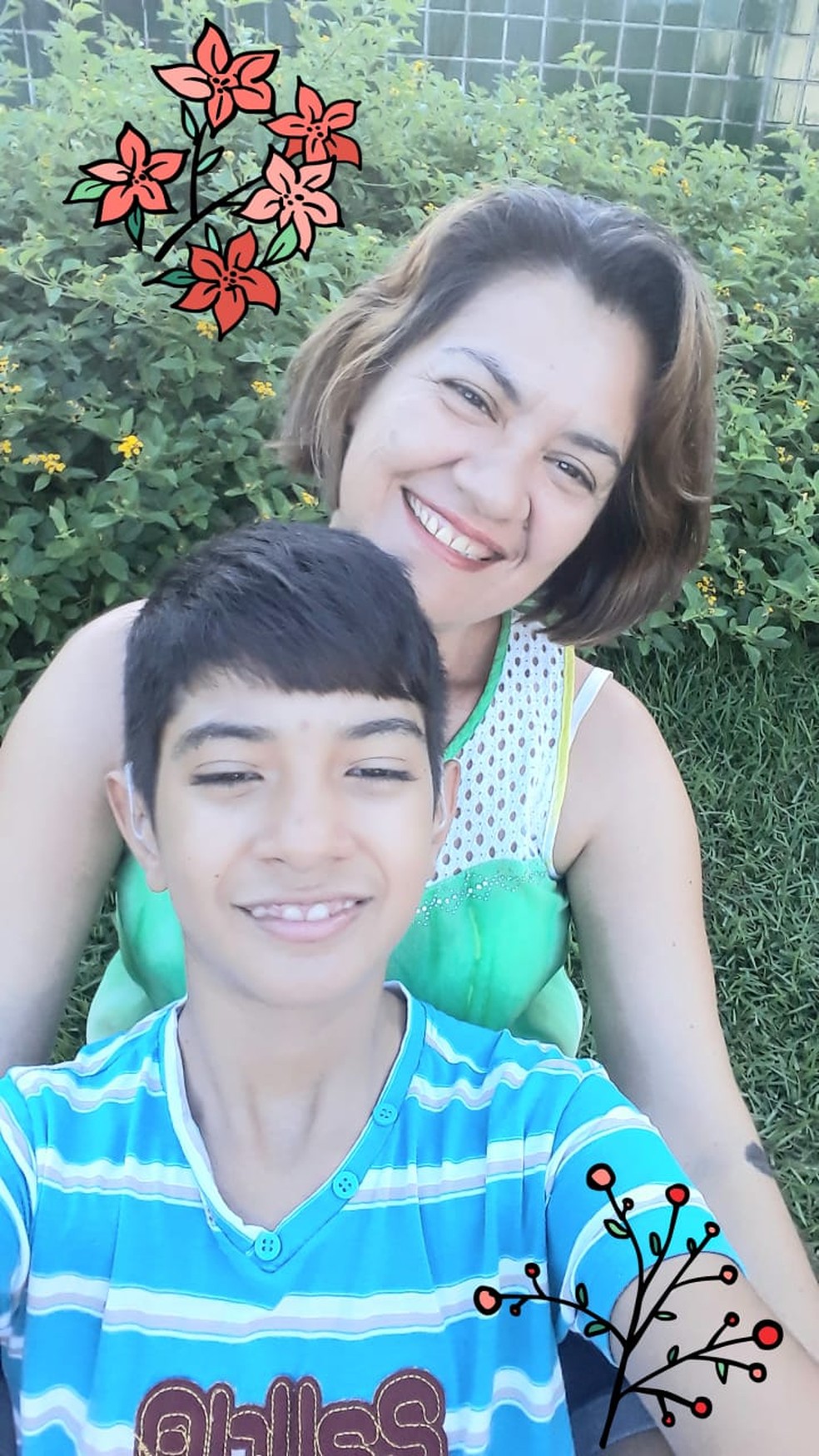 Clemair Gonçalves e o neto Eduardo que pediu em cartinha de Natal um aparelho auditivo para estudar  — Foto: Clemair Gonçalves/Arquivo pessoal