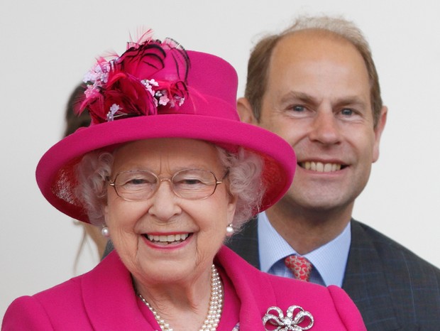 Rainha Elizabeth II e o filho caçula, Príncipe Edward (Foto: Getty Images)