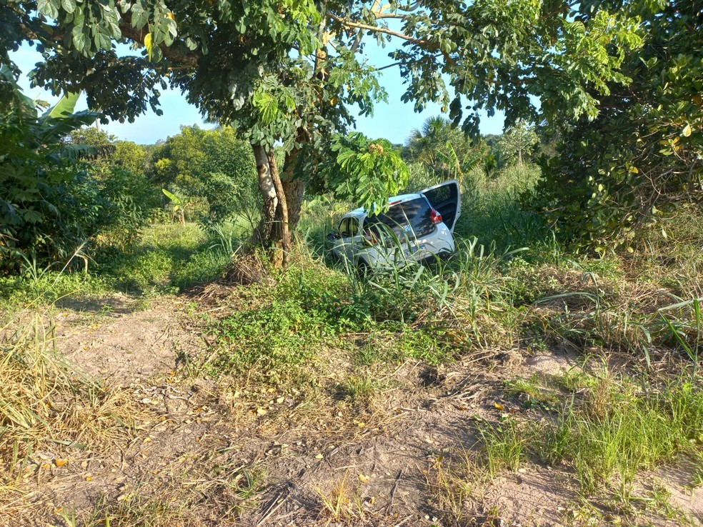 Carro usado pelos criminosos foi encontrado abandonado em área de mata — Foto: Dhyego Rodrigues/TVCA