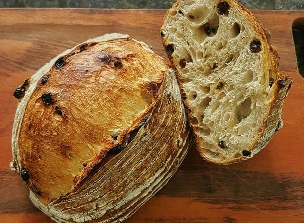 Miolo alveolado e casquinha crocante: um bom pão combina essas duas características (Foto: Rogério Shimura/Divulgação )