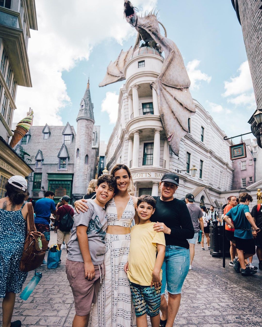 Wanessa Camargo posou para fotos ao lado dos filhos e de sua mãe Zilu Camargo (Foto: Reprodução/Instagram)