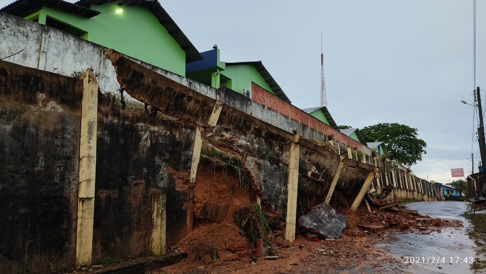Parte do muro da Escola Flodoardo Cabral desabou durante temporal desta quinta-feira (4) — Foto: Glédisson Albano/Rede Amazônica Acre