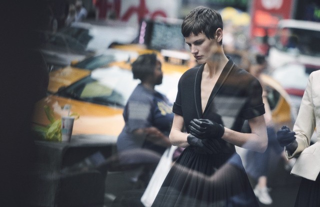 Saskia de Brauw posa para Peter Lindbergh em um look Dior na Times Square, em 2018 (Foto: Reprodução)