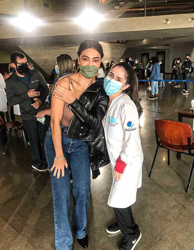 Juliana Paes é vacinada contra Covid-19 (Foto: Webert Belicio/Agnews)