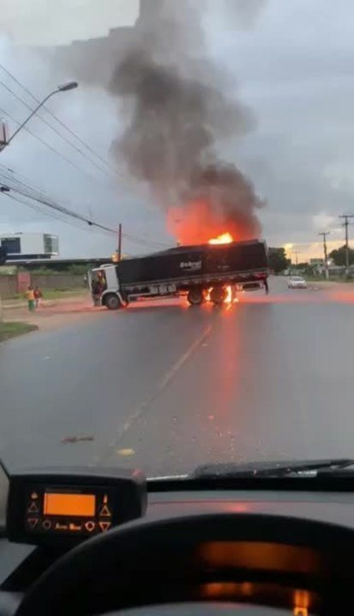 VÍDEO: Motocicleta pega fogo após bater em caminhão na Via Expressa, em Maceió