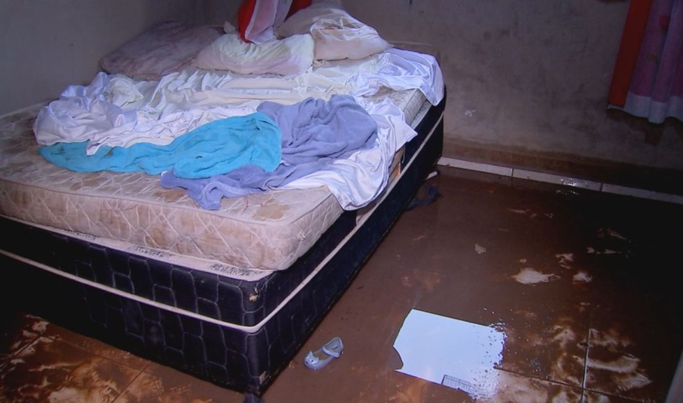 Casa foi atingida por enxurrada em Bauru  — Foto: Willian Silva/ TV TEM 