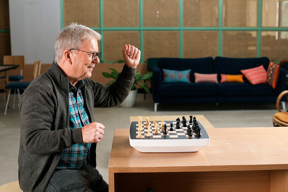 Nos jogos de xadrez da marca, é possível competir contra o próprio tabuleiro, que possui IA, e também contra jogadores de qualquer lugar do mundo (Foto: Divulgação / Square Off)