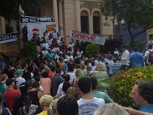 Protesto em frente à Prefeitura de Ribeirão Preto foi acompanhado pela PM (Foto: Fausto Daniel/G1)