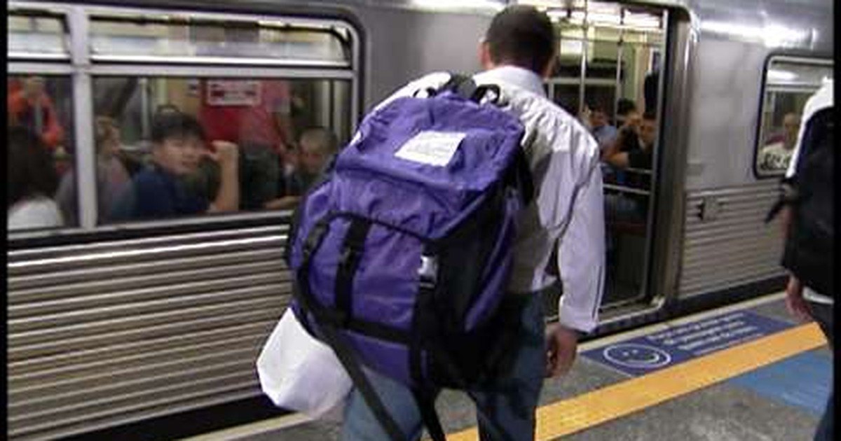 G1 Backpacks inconvenience subway passengers notícias em English