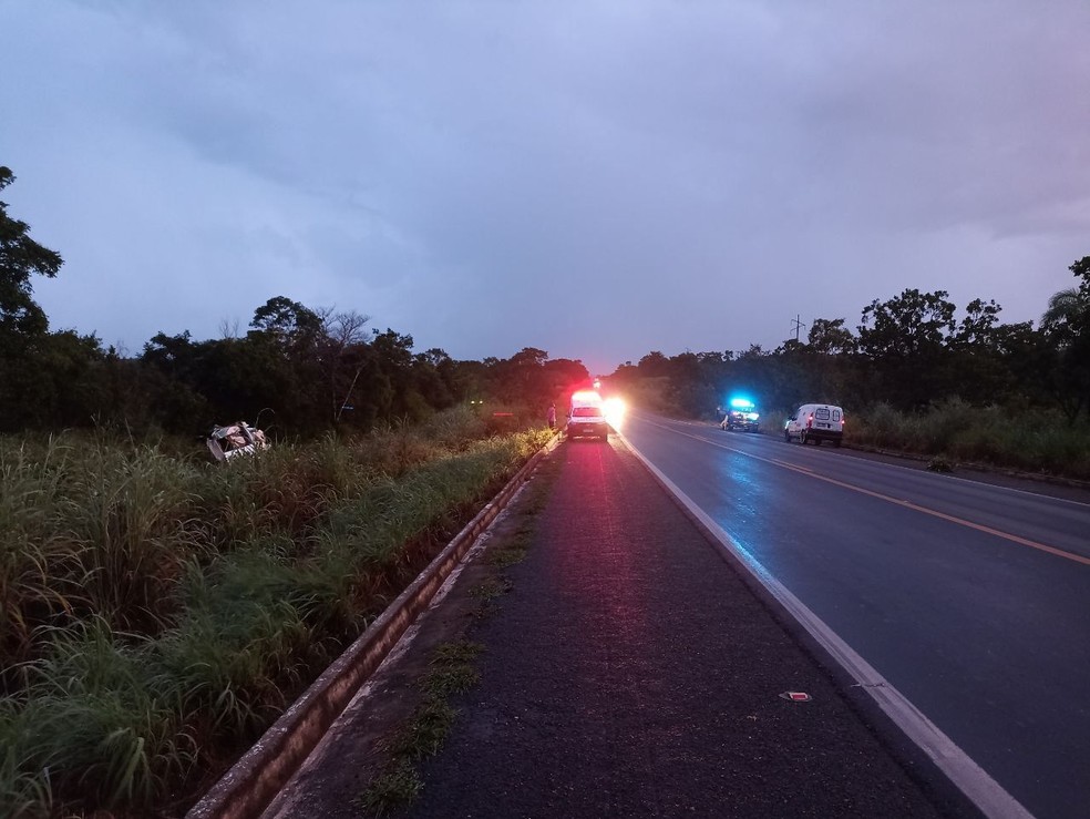 Acidente com ambulância foi registrado perto do município de Presidente Kennedy — Foto: Divulgação/PRF 