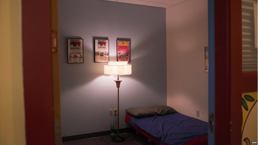 Sala de descanso da empresa Ben & Jerry's foi criada para sonecas de até 20 minutos — Foto: BIM/BBC