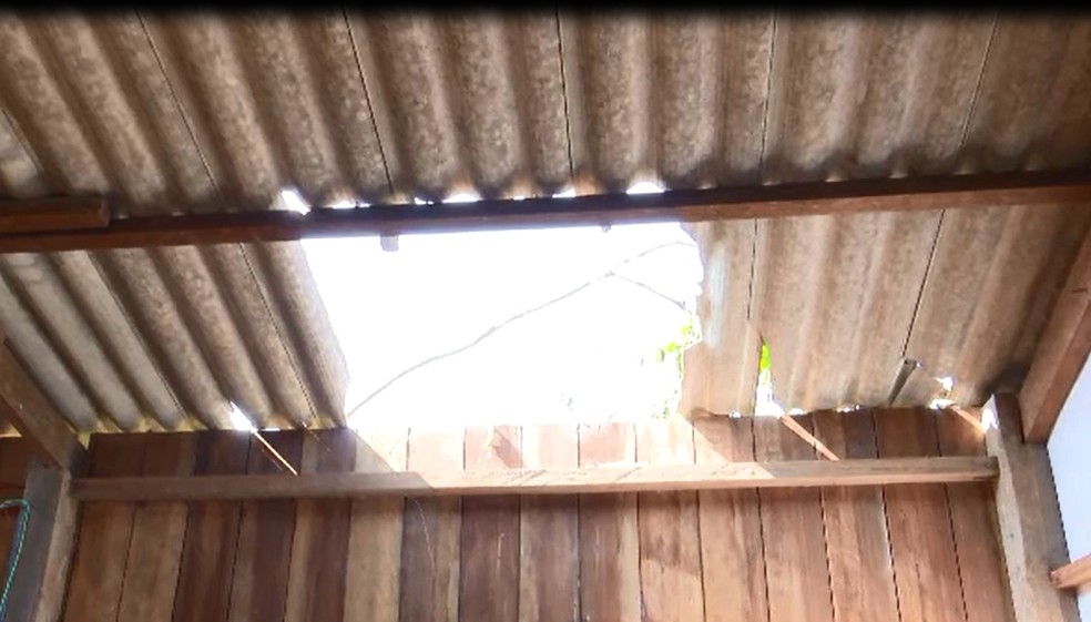 Casa do marceneiro ficou parte do telhado destruído após vendaval  — Foto: Reprodução