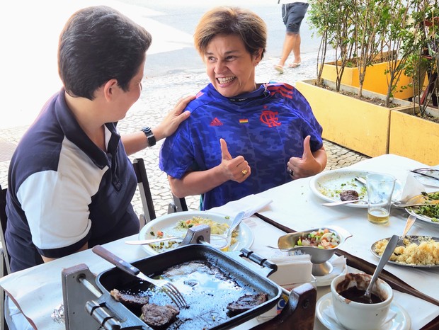 Claudia Rodrigues e Adriane Bonato almoçam no Rio para comemorar um mês de namoro (Foto: Daniel Delmiro/AgNews)