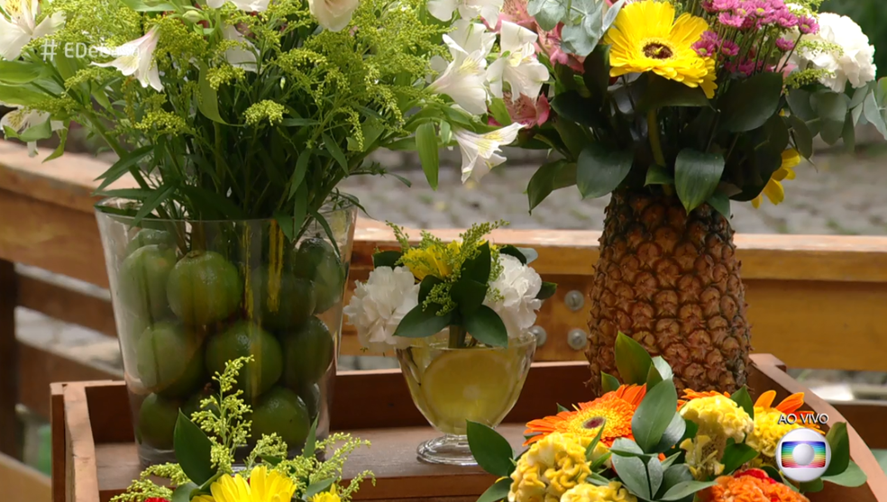 Aprenda A Fazer Arranjos Usando Flores E Frutas E De Casa Gshow O enfeite de mesa com velas e frutinhas vermelhas fica lindo como arranjos de natal para mesa. fazer arranjos usando flores e frutas