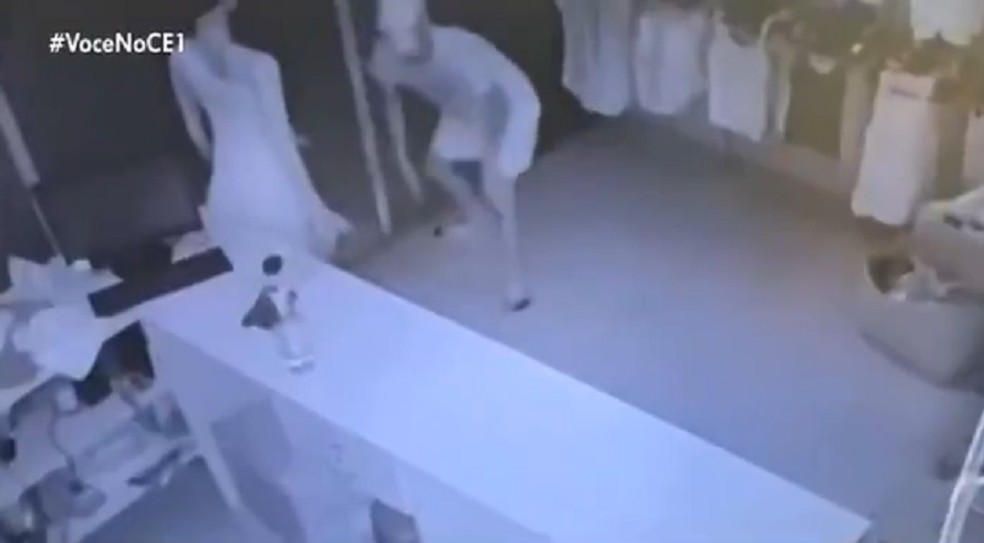 Criminosos invadem loja e fogem usando roupas roubadas no Ceará — Foto: Reprodução