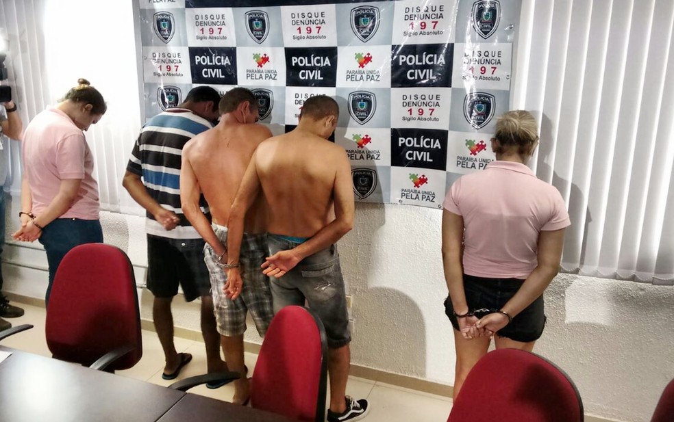 Irmã da vítima (esq.) acertou pagamento de R$ 13 mil por morte de jovem ao trio (centro) (Foto: André Resende/G1/Arquivo)