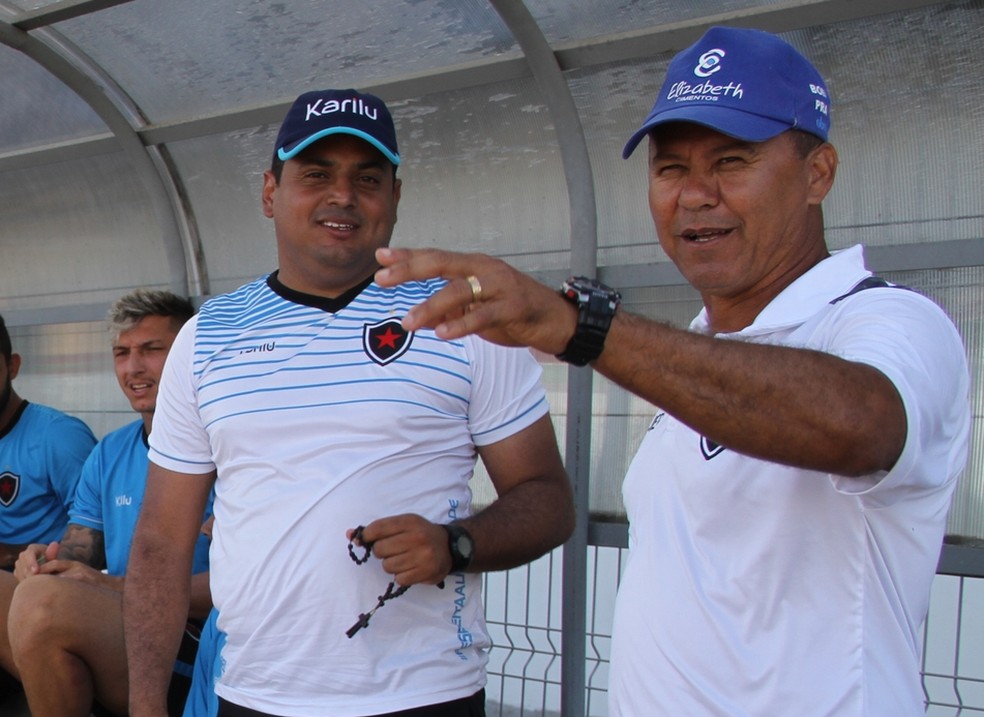 Em mais uma nova missão como técnico do time sub-20 do Belo, Ramiro Souza (à direita) comanda o time na Copinha de 2018 (Foto: Cisco Nobre/GloboEsporte.com)