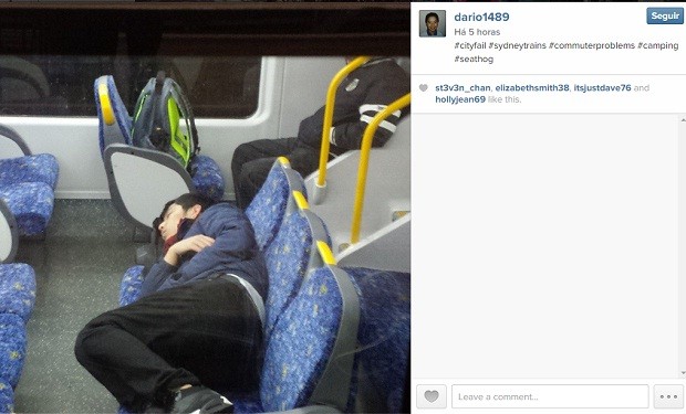 Ocupando três assentos, homem dorme no trem (Foto: Reprodução Instagram)
