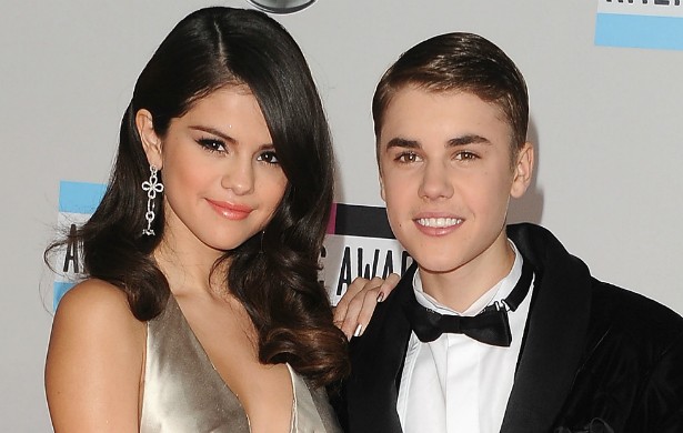 Porém Selena Gomez acabou mesmo voltando para Justin Bieber. Nada está muito claro, mas tudo indica que a relação dela com o astro canadense (que foi para a cadeia três vezes ao longo de 2014) é tudo menos estável. Que 2015 seja melhor para esses dois! (Foto: Getty Images)