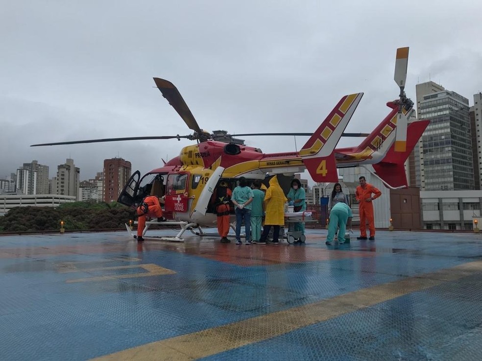 Vítimas forma socorridas pelo Corpo de Bombeiros que contou com apoio de um helicóptero  — Foto: Corpo de Bombeiros/Divulgação 