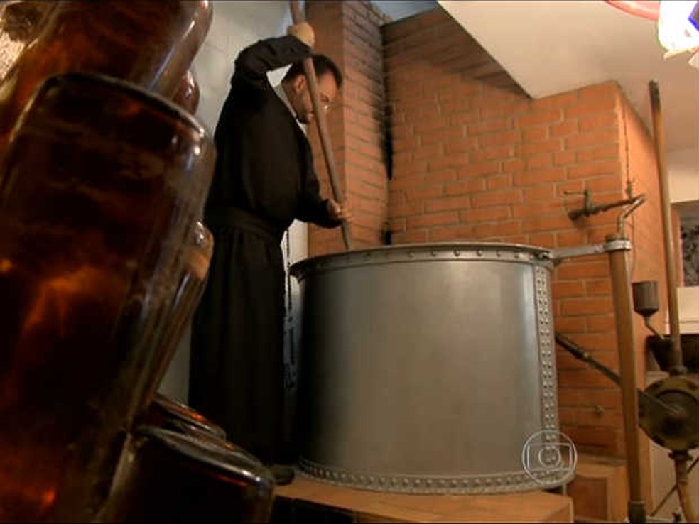 Produção artesanal é realizada no convento de padres da Igreja da Glória  — Foto: Reprodução/ TV Integração