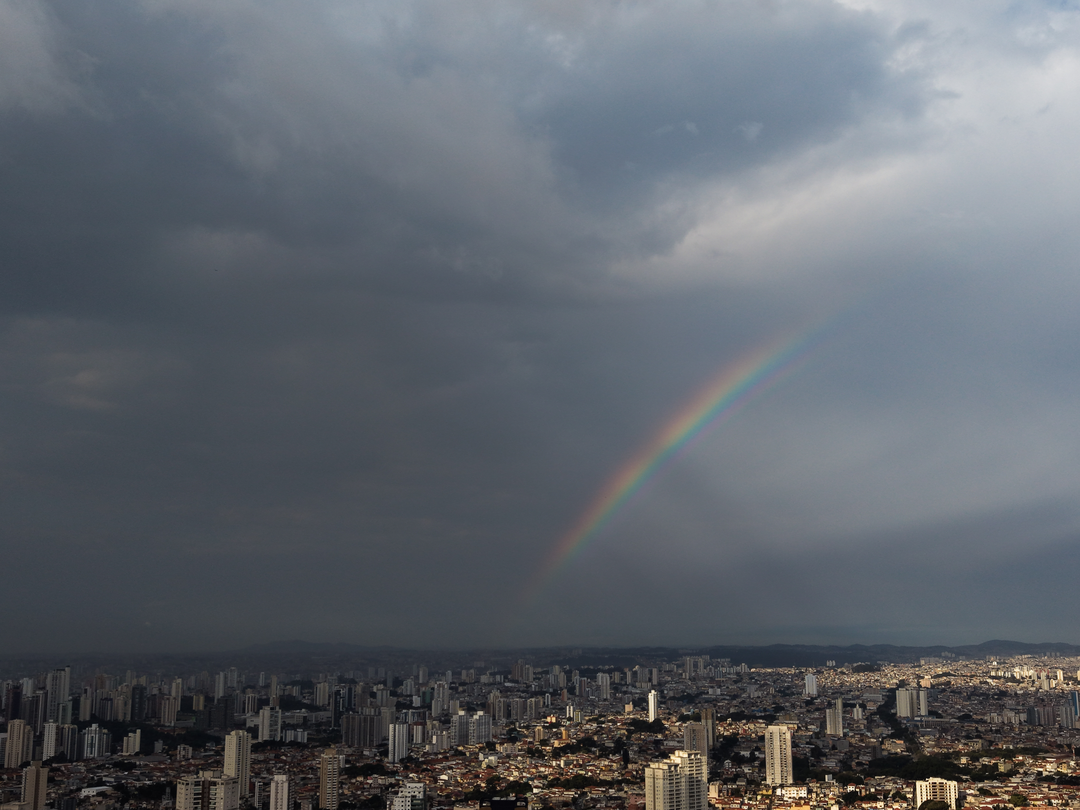 Entre o belo e o assustador, um panorama do céu de São Paulo registrado na tarde de ontem: nuvens carregadas e arco-íris são vistos a partir da Mooca, na Zona Leste da capital