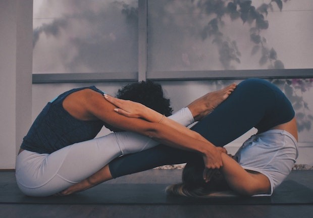 A Yoga pode ser feita em dupla, enquanto uma pessoa ajuda a outra (Foto:  Unsplash / Rawan Yasser / CreativeCommons)