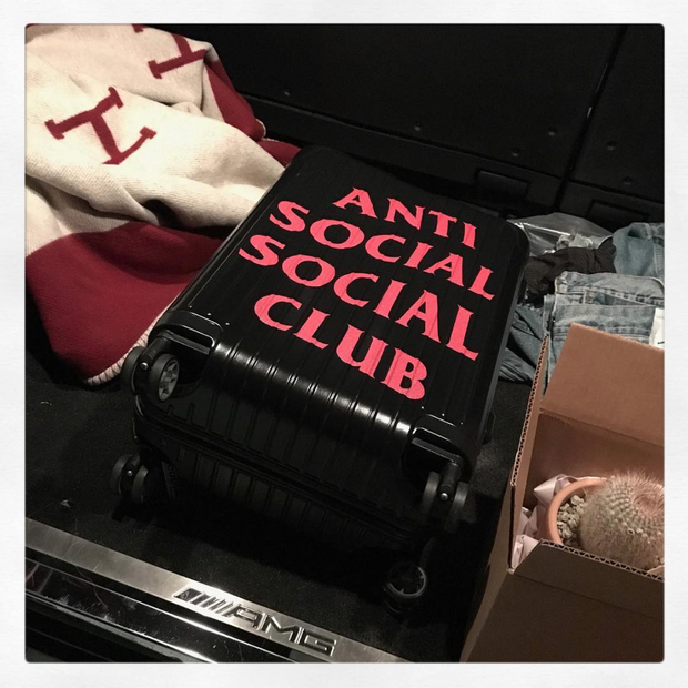 A mala da Anti Social Social Club com a Rimowa (Foto: Instagram Alexandre Arnault/ Reprodução)