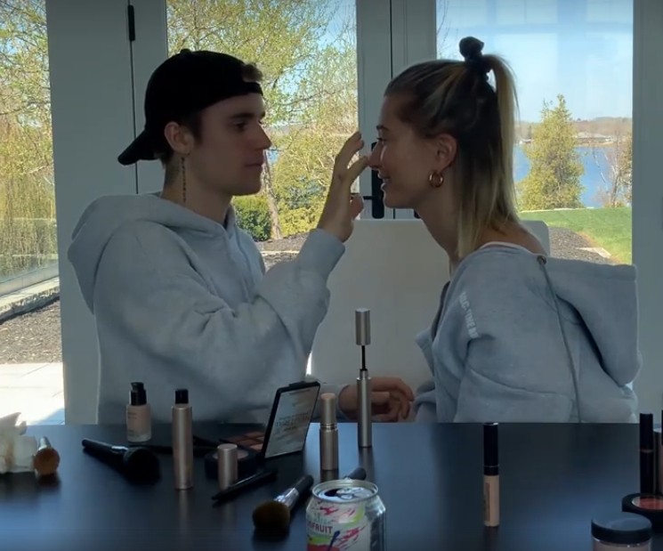 Justin Bieber surpreende com habilidade para maquiagem ao fazer make de Hailey Baldwin (Foto: Reprodução / Instagram)