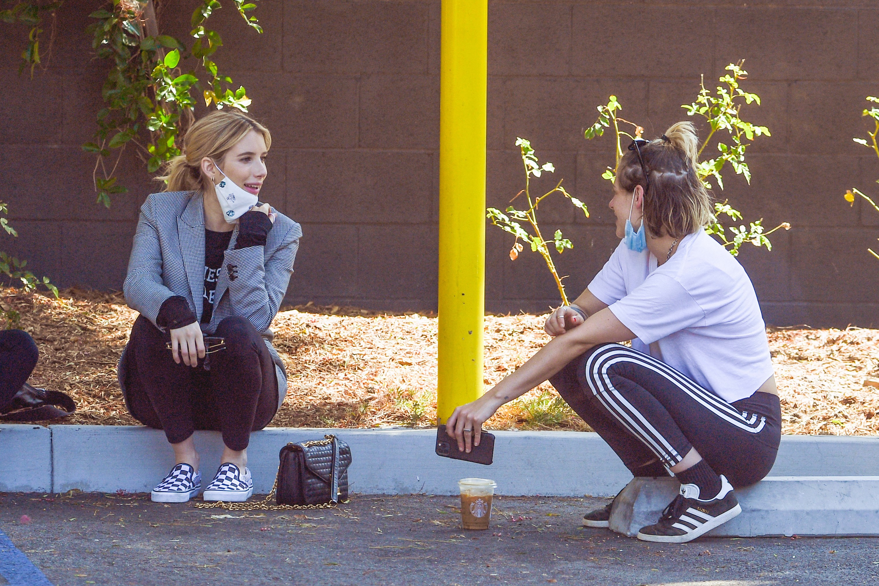 Emma Roberts e Kristen Stewart tomam café juntas  (Foto: Mega/The Grosby Group)