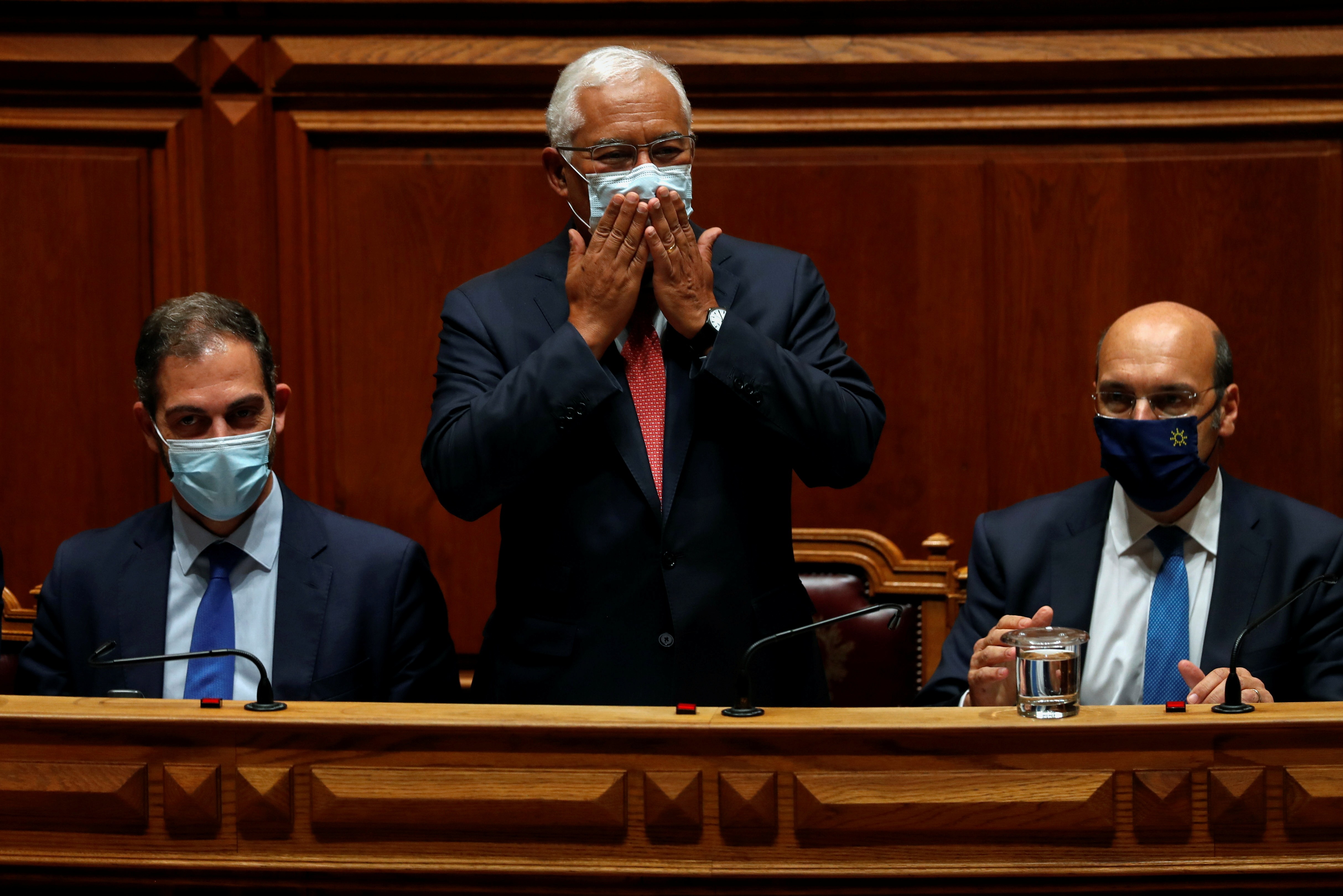 António Costa, em pé, gesticula durante a sessão que reprovou o Orçamento