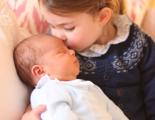 A princesa Charlotte com o irmão caçula, Louis, no colo (Foto: Reprodução Instagram)