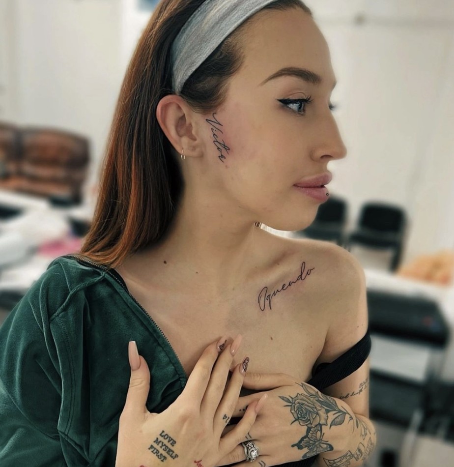 Naomi Wise tatuou o nome do namorado no rosto