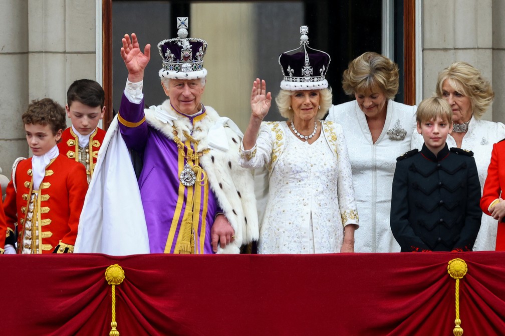 O rei Charles III e a rainha Camilla, do Reino Unido, acenam da sacada do Palácio de Buckingham após a cerimônia de coroação, em Londres. — Foto: Reuters