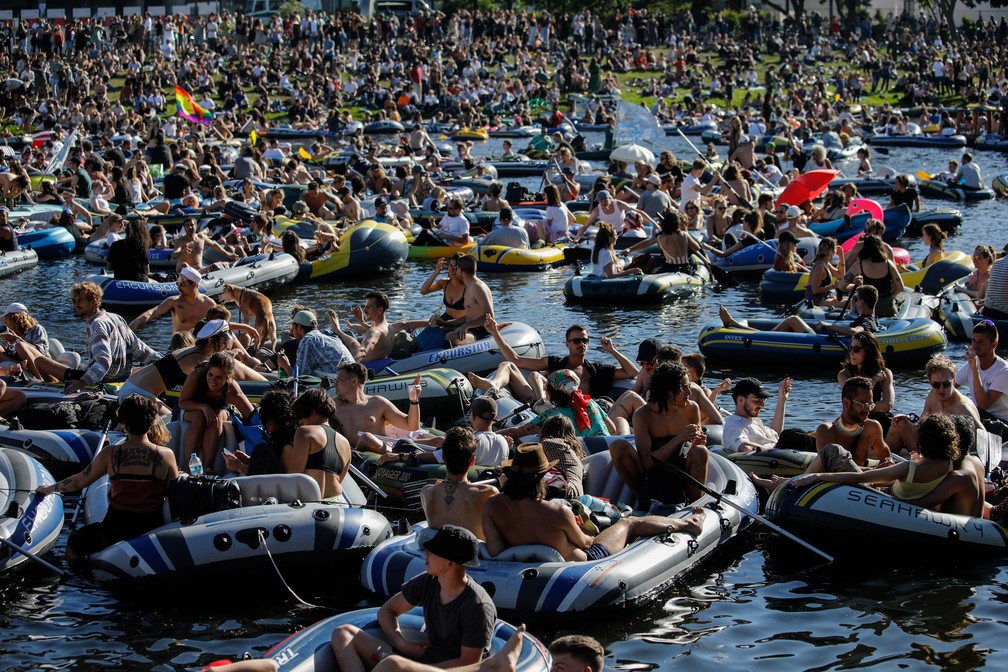 Pessoas participam de uma festa em barcos de todos os tamanhos no canal Landwehr, em Berlim, neste do mingo (31)  — Foto: David Gannon/AFP 