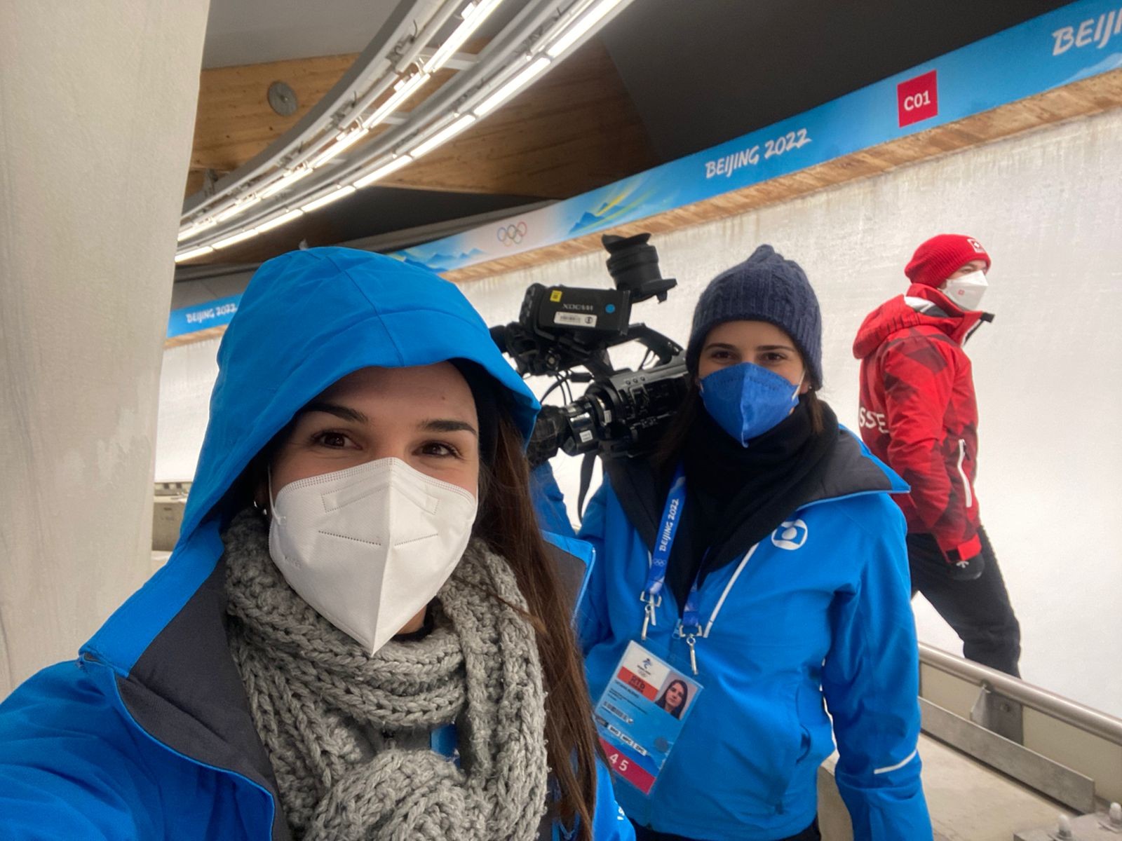  A produtora Winnie Fernandes (na frente) e a repórter cinematográfica Tatiana Bueno na China para os Jogos Olímpicos (Foto: Reprodução / Arquivo Pessoal)