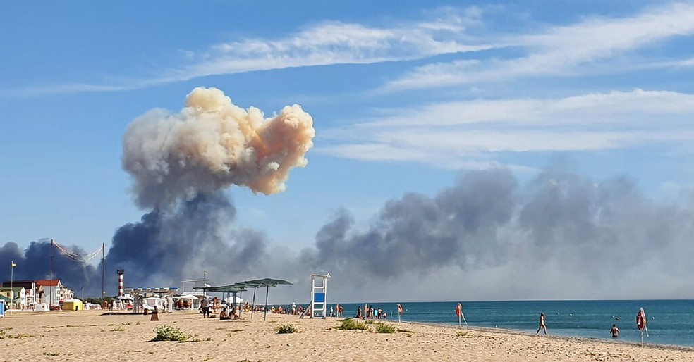 Nuvem de fumaça formada após primeira explosão em base militar da Rússia na Crimeia, em 9 de agosto de 2022. — Foto: via AP