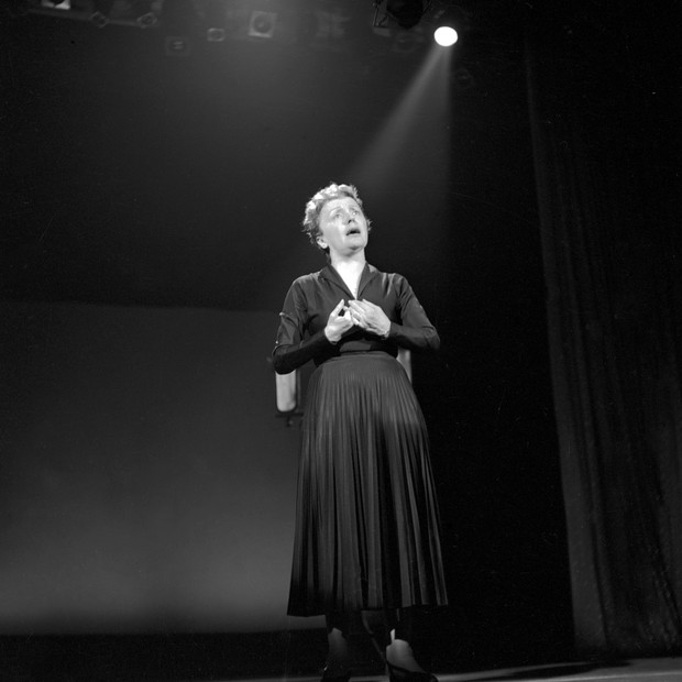 UNSPECIFIED - NOVEMBER 13:  Photo of Edith Piaf.  (Photo by Michael Ochs Archives/Getty Images) (Foto: Getty Images e Divulgação / Livro Elas)