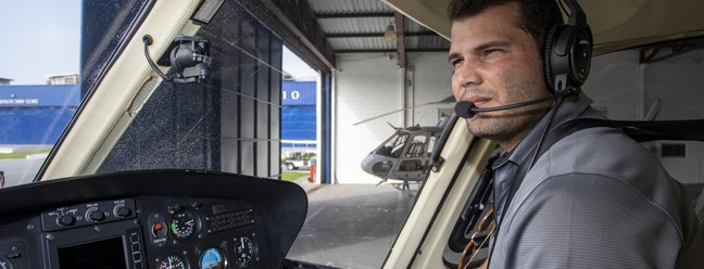 O piloto Matheus Braga, que sobreviveu ao ataque de bandidos na Vila Cruzeiro, enquanto sobrevoava próximo à localidade.  — Foto: Ana Branco / Agência O Globo