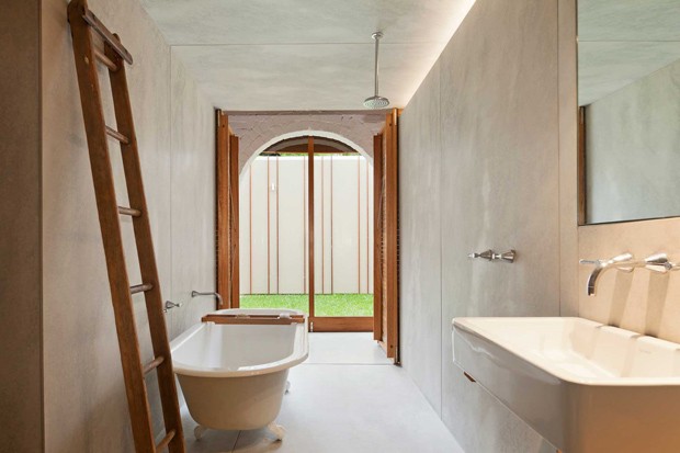 Banheiro mantém o piso em cimento, preservando o rústico moderno do ambiente (Foto: Divulgação)