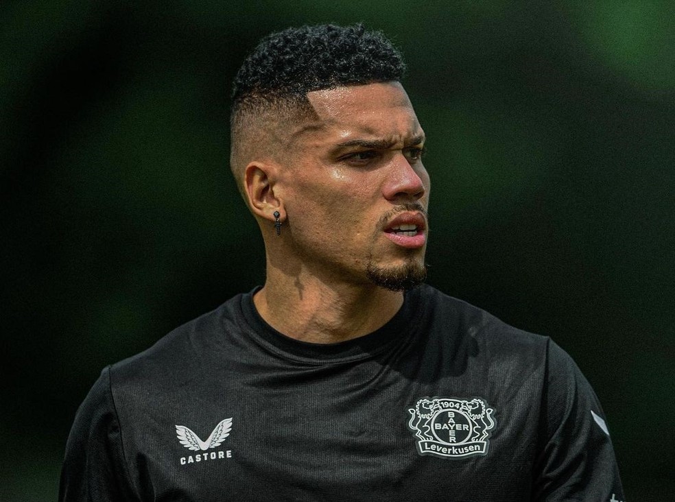 Paulinho, em treino no Bayer Leverkusen nesta temporada: atacante entrou em dois dos 10 jogos do clube  Foto: Divulgao/Bayer Leverkusen