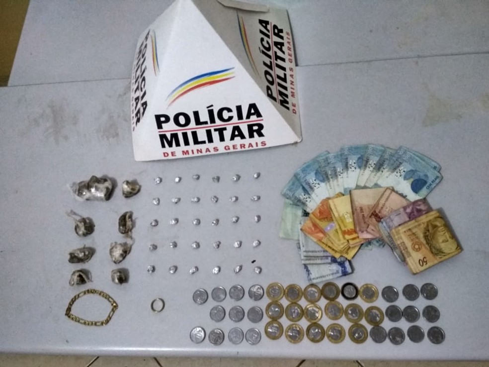 Polícia apreendeu drogas e dinheiro — Foto: Polícia Militar/ Divulgação