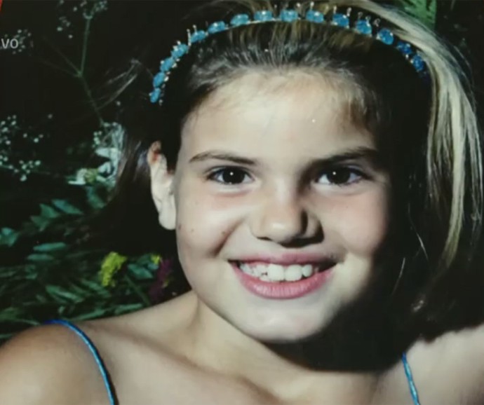 Camila Queiroz se divertiu ao ver suas fotos de infância (Foto: Vídeo Show / Gshow)