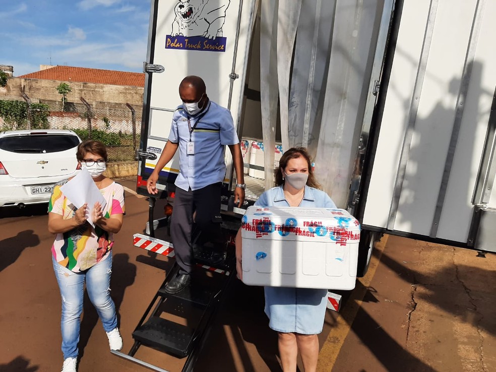 Ourinhos recebe doses da vacina CoronaVac — Foto: Adolfo Lima/TV TEM