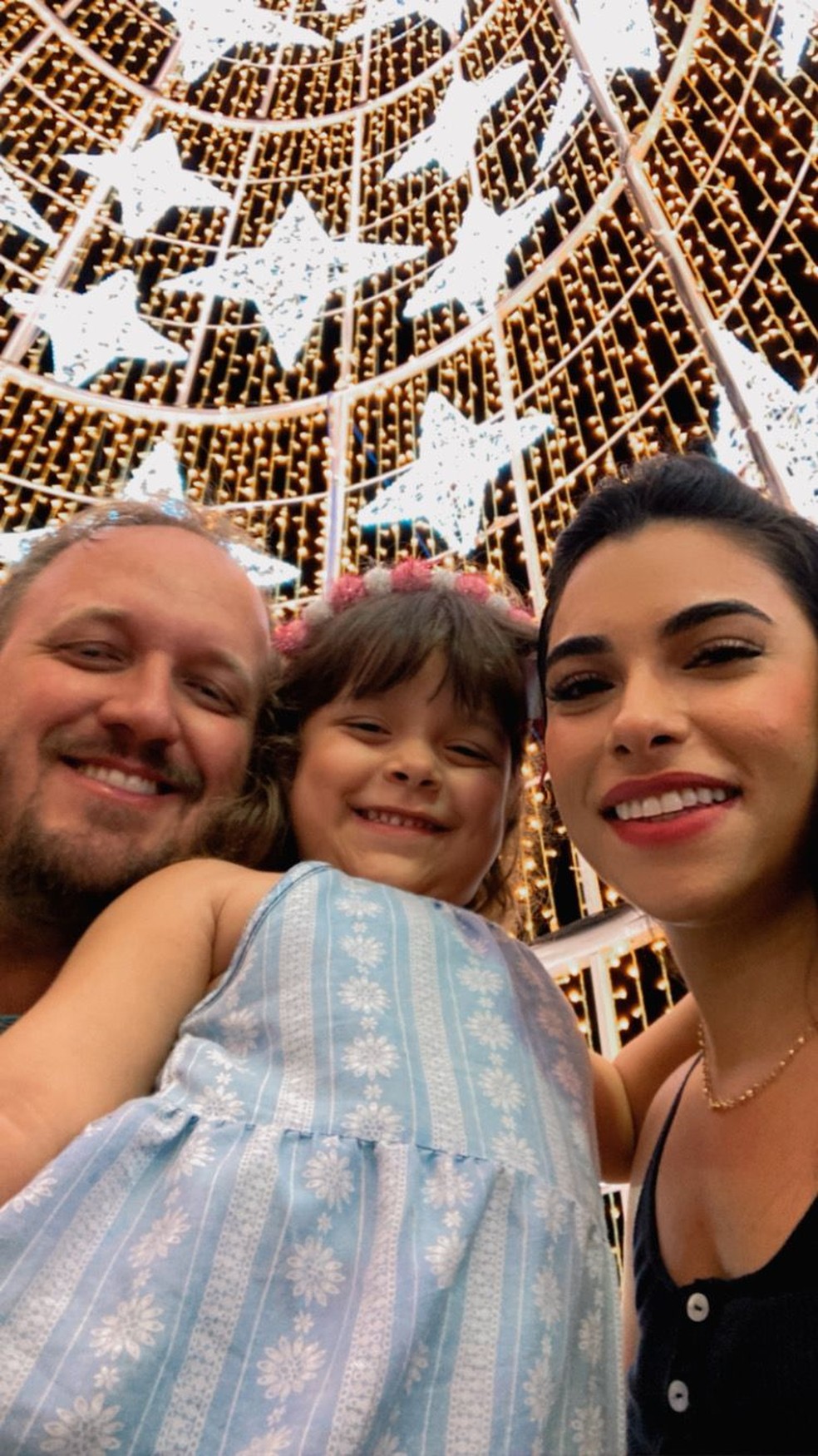 Manuella Tecchio, de 3 anos, e os pais — Foto: Arquivo pessoal