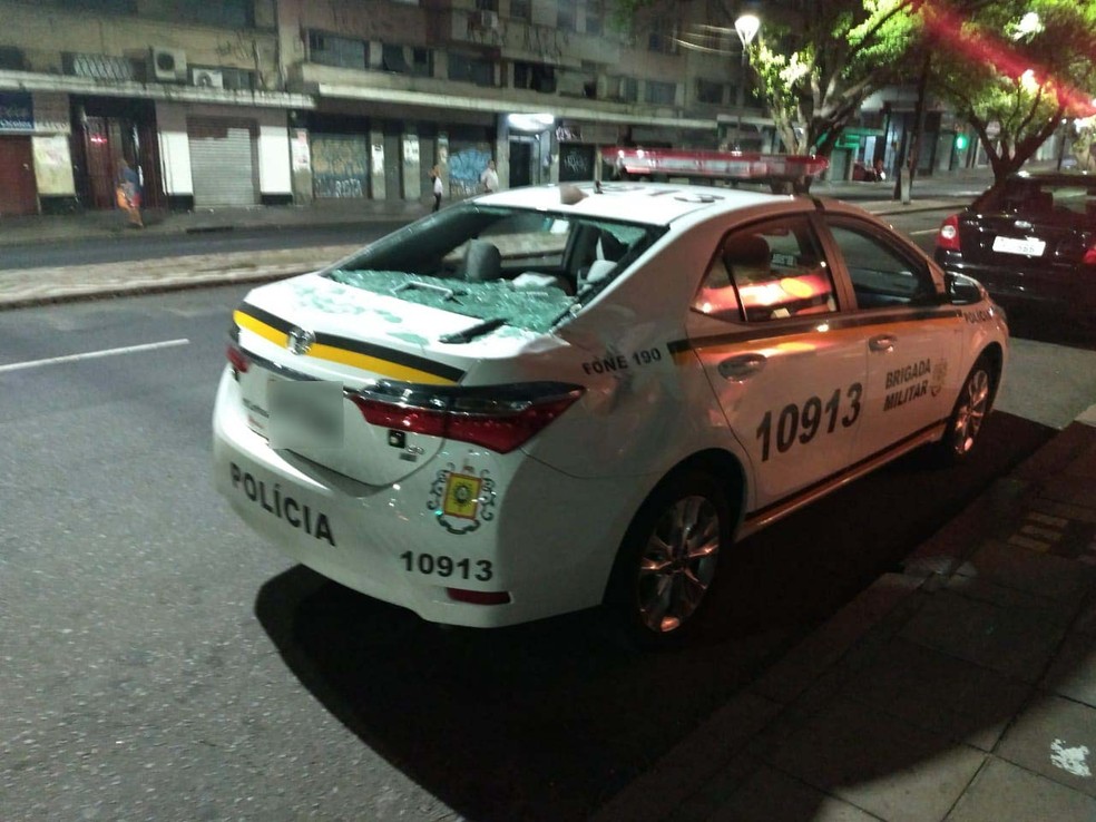Viatura estava estacionada na Avenida Salgado Filho quando foi atingida pela TV arremessada do sexto andar (Foto: Divulgação/BM)