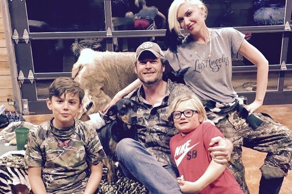 Gwen Stefani com Blake Shelton, seu noivo, e dois de seus filhos: Kingston e Zuma (Foto: Reprodução / Instagram)
