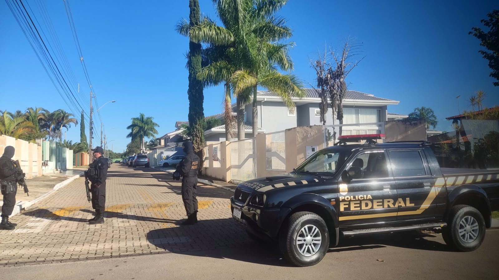 Polícia Federal faz busca e apreensão na casa do ex-presidente Jair Bolsonaro em Brasília  — Foto: Cristiano Mariz / O Globo